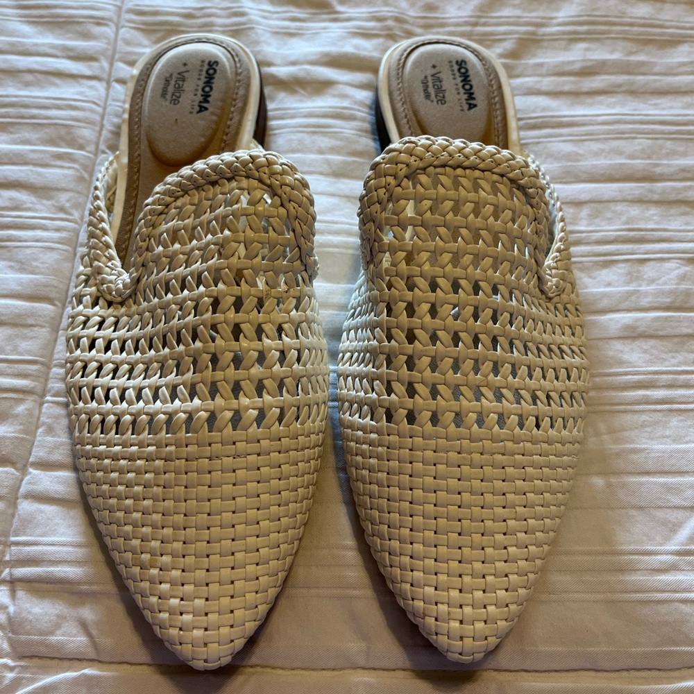 Size 8 1/2 White mules like new great condition $20